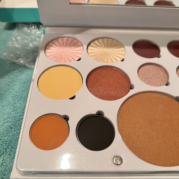 OFRA Cosmetics Pro Palette - Glow Into The Winter - Picture 3 of 10